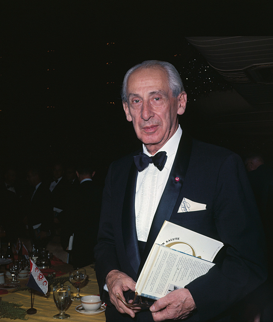 Aleksandar Severski, poznati pilot, konstruktor aviona i autor mnogih članaka, na večeri u Klubu istraživača u hotelu Waldorf Astoria, New York, 1986.
