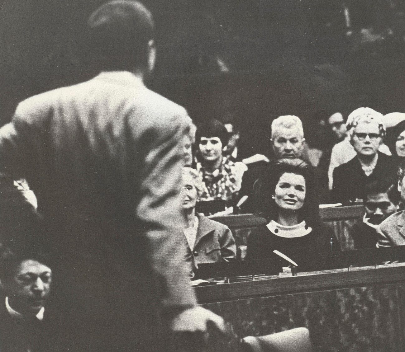 Жаклин Кеннеди слушает выступление Вознесенского на конференции в ООН в 1967