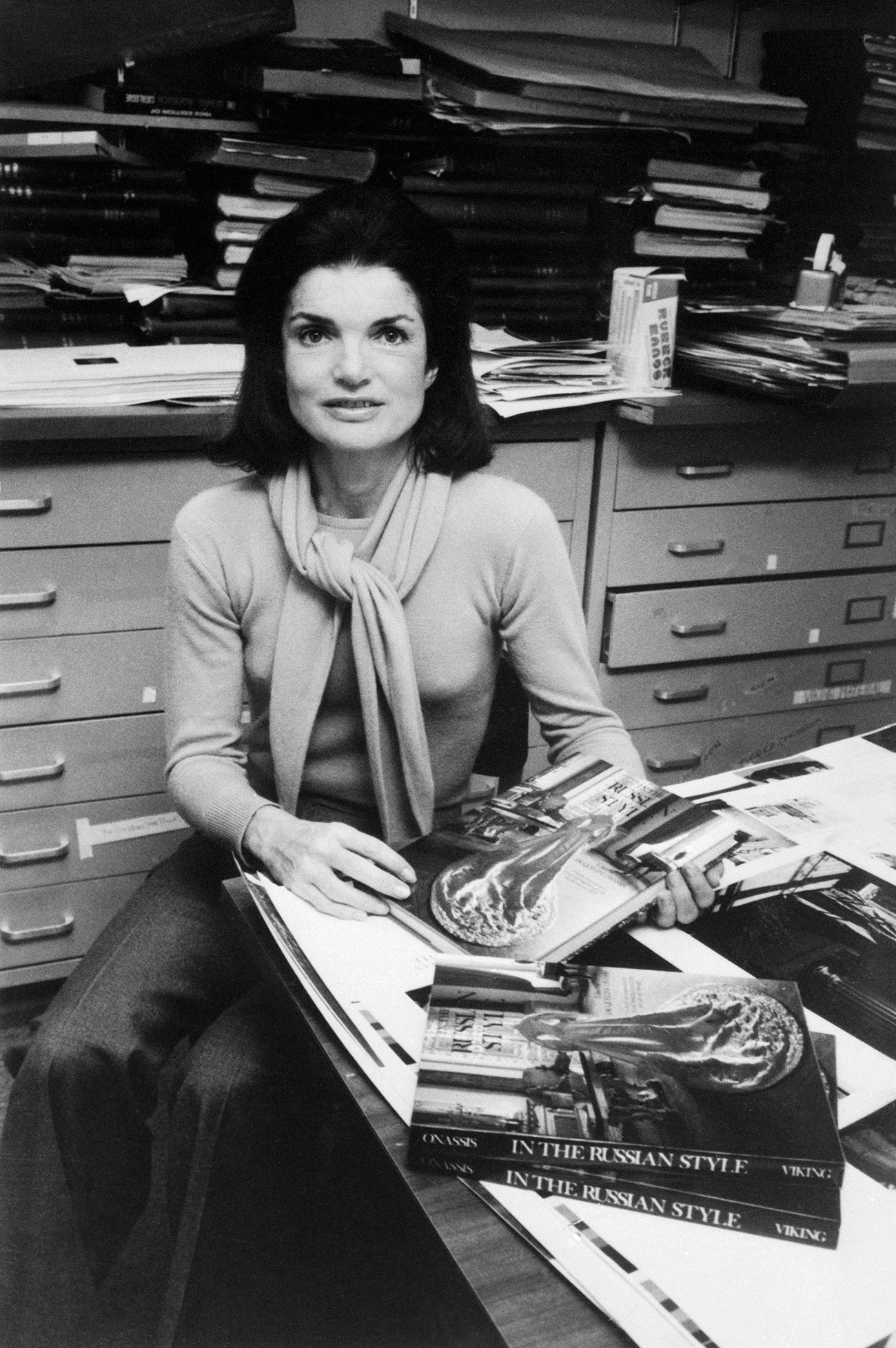 Жаклин Онассис в офисе издательства Viking Press представляет свою книгу «В русском стиле», 1976