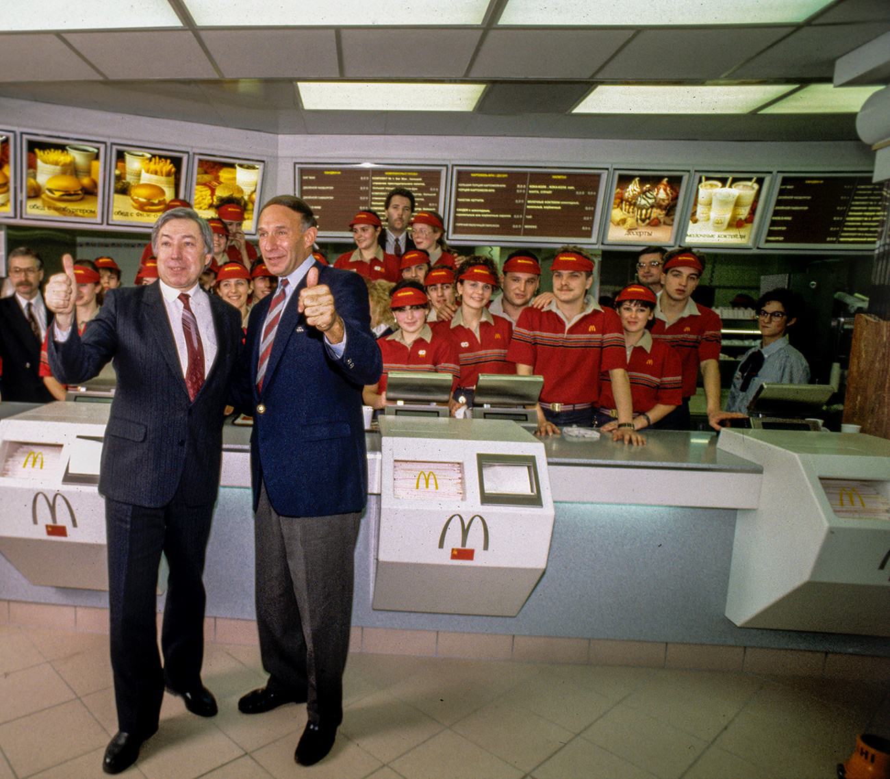 Vladímir Malishkov (a la izq), director del restaurante soviético-canadiense McDonald’s, y George A. Cohon, vicedirector del restaurante McDonald’s.