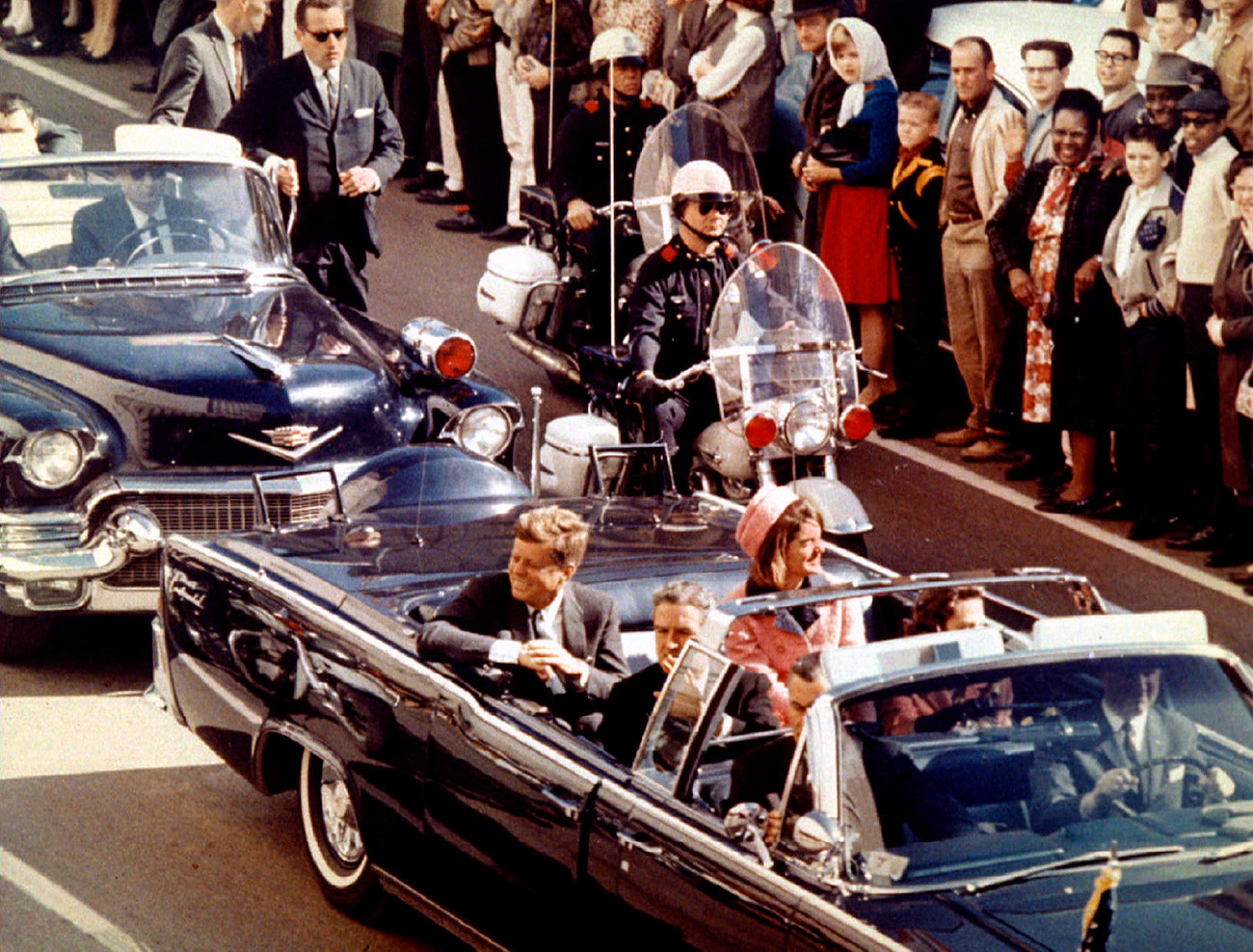 22. новембра 1993. године навршило се 30 година од убиства председника Џона Кенедија. Председник Џон Кенеди, прва дама и гувернер Тексаса Џон Конали возе се кроз Далас неколико тренутака пре атентата, 22. новембар 1963.