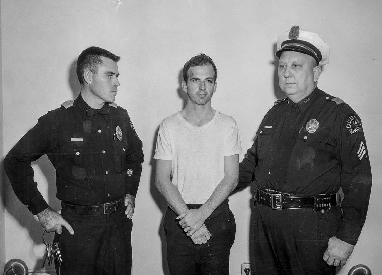 Архивска фотографија полицијске управе Даласа, оптужени Освалд са полицајцима Даласа.