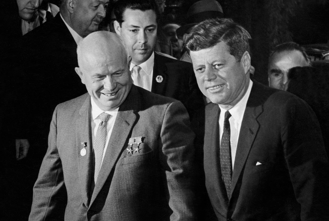 Бечки самит 4. јуна 1961. у Бечу, Аустрија. Председник Џон Кенеди и генерални секретар Никита Хрушчов. Лидери двеју суперсила у доба Хладног рата размотрили су многа питања везана за билатералне односе.