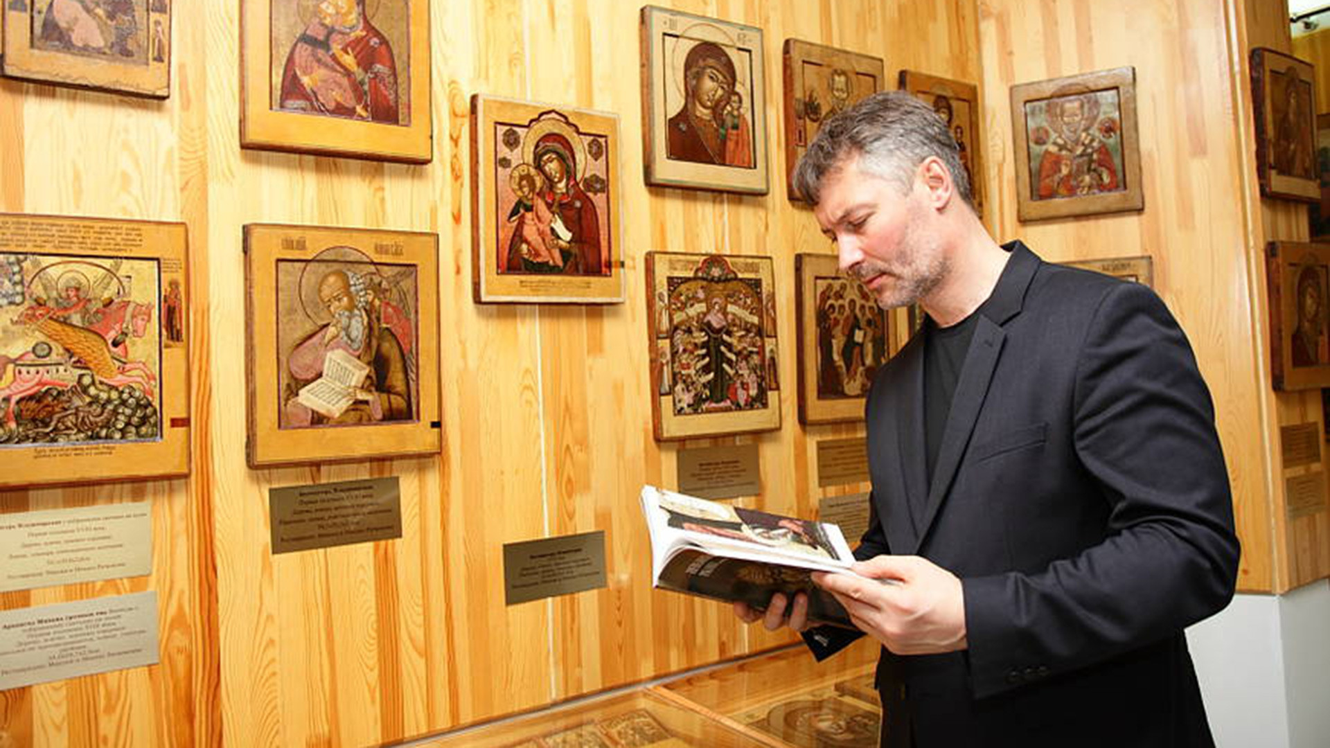 Евгений Ройзман в своя музей за икони
