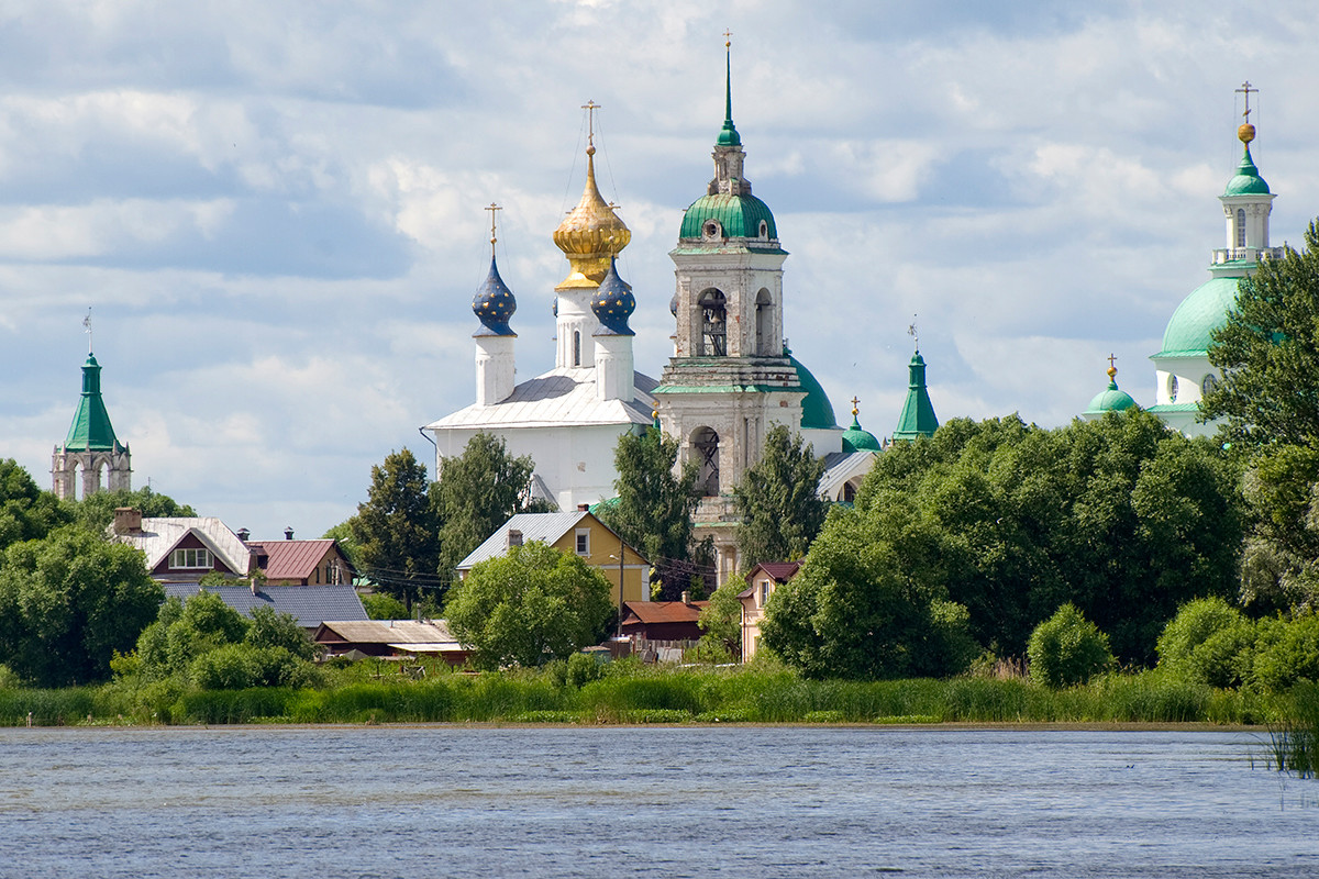 Rostov. Savior-St. Iakov-St. Dimitry Monastery. View west from Lake Nero embankment. From left: Southeast corner tower, Conception of St. Anne Cathedral, bell tower, Church of St. Dimitry of Rostov. July 5, 2019. 