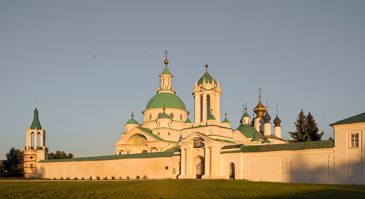 North view. From left: Northeast corner tower, Church of St. Dimitry of Rostov, North Gate,  Conception of St. Anne Cathedral. July 7, 2019ю 