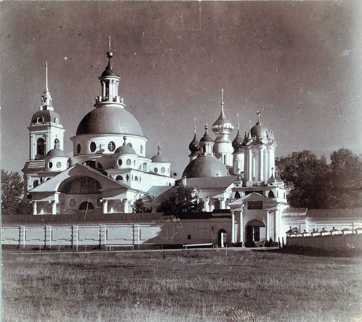 Northwest view. From left: Bell tower, Church of St. Dimitry of Rostov, Conception of St. Anne Cathedral, North Gate. Summer 1911.