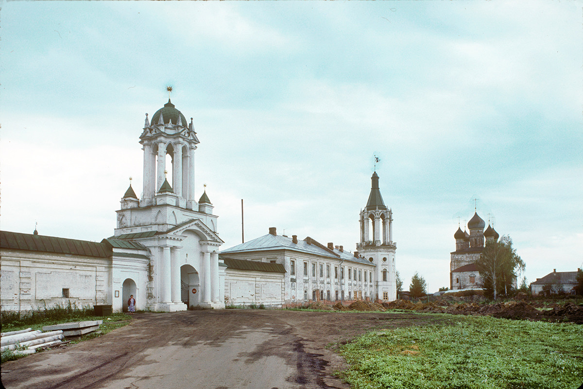 North wall, northeast view. From left: North Gate, cloisters & northwest corner tower, Church of Transfiguration of the Savior. August 5, 1995.