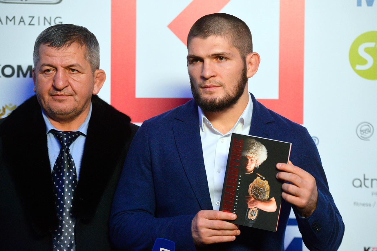 Prvak UFC-a u lakoj kategoriji Habib Nurmagomedov (desno) na prezentaciji svoje autobiografske knjige 