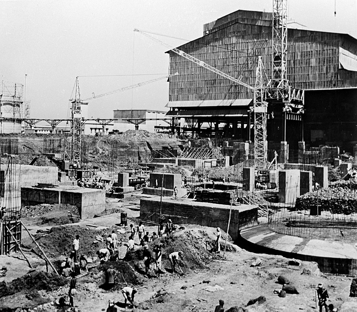 Construcción de los nuevos hornos en la planta siderúrgica Bhilai en India.