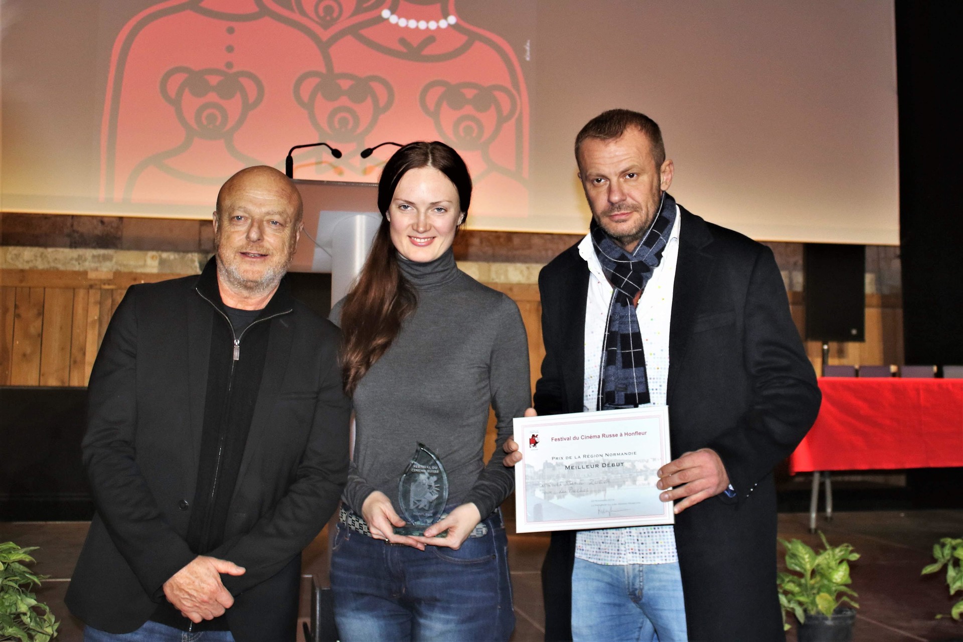 Gérard Krawczyk, Président du Jury, la productrice Katerina Mikhailova et Andrey Stoyanov, acteur du film Les proches