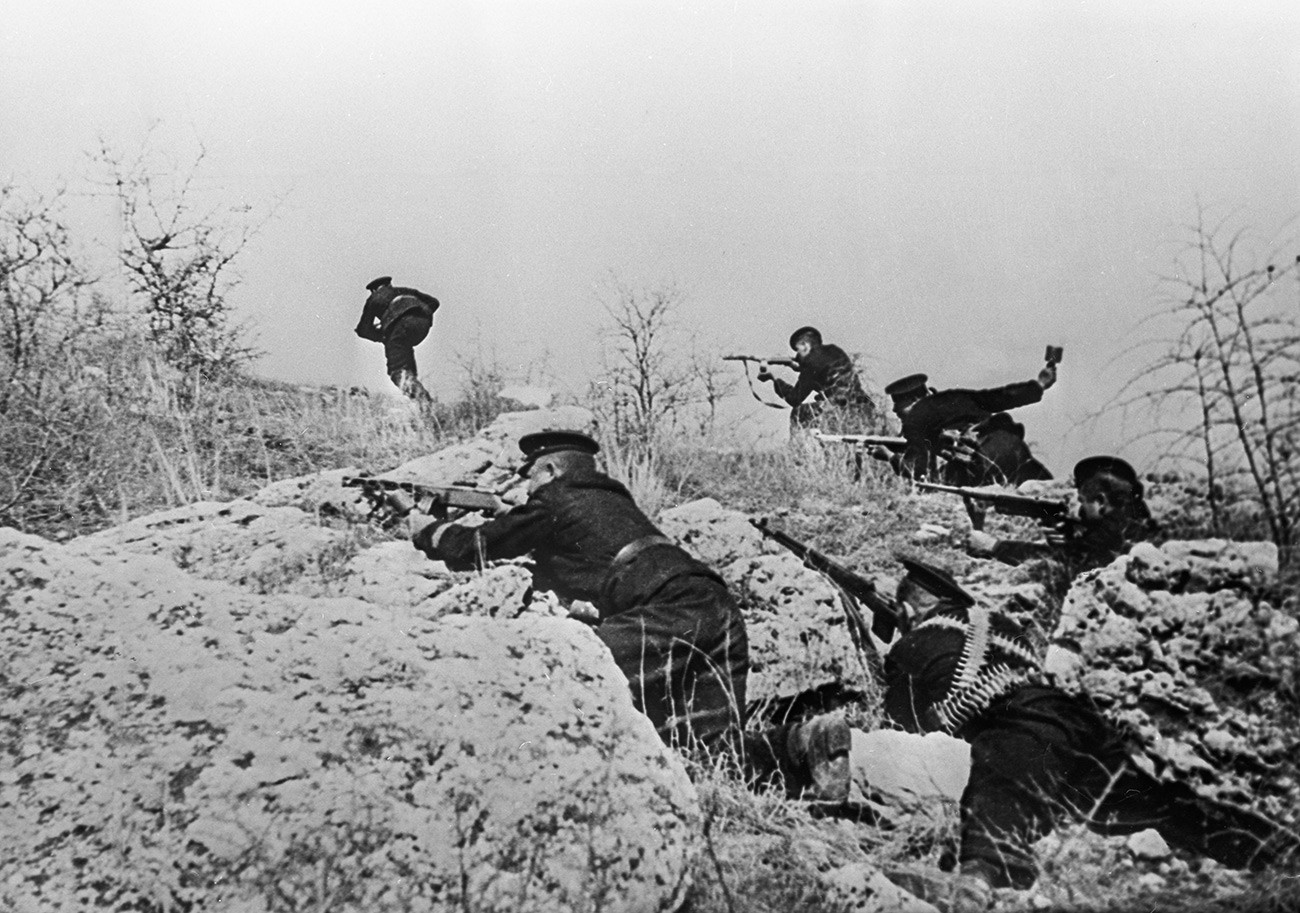 Голема татковинска војна (1941-1945). Одбрана на Севастопољ и битката за Крим (септември 1941 – јули 1942). Маринци ги напаѓаат нацистичките точки.