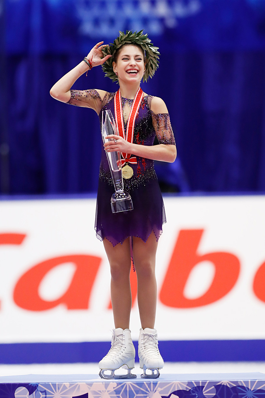 Alena Kostornaia selama upacara penghargaan pada Grand Prix Seluncur Indah ISU 2019 (Piala NHK), Jepang, 23 November 2019.