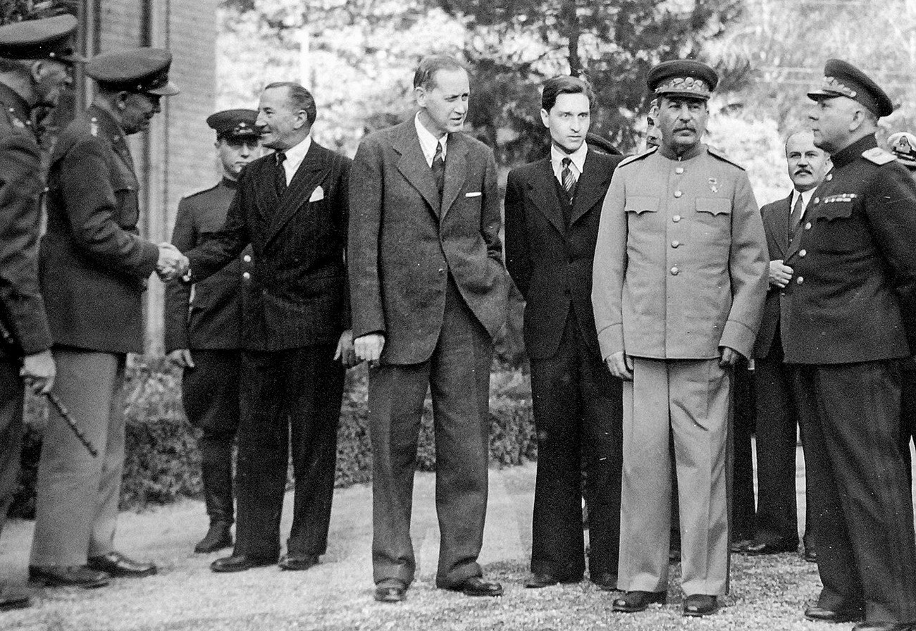 Dari kiri: Perwira Inggris yang tidak dikenal, Kepala Staf AS Jenderal George C. Marshall, Duta Besar Inggris untuk Uni Soviet Sir Archibald Clark Keer, Juru Bahasa Stalin Harry Hopkins, Josef Stalin dan Menteri Luar Negeri Molotov Jenderal Voroshilov.