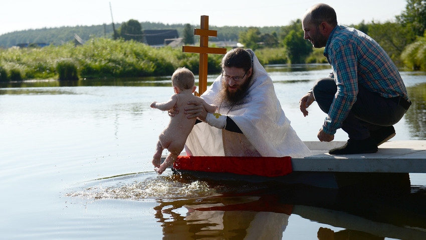 Battesimo sul fiume Chusovaya, vicino alla Chiesa del Principe Vladimir, a Stantsionny-Polevskoy 