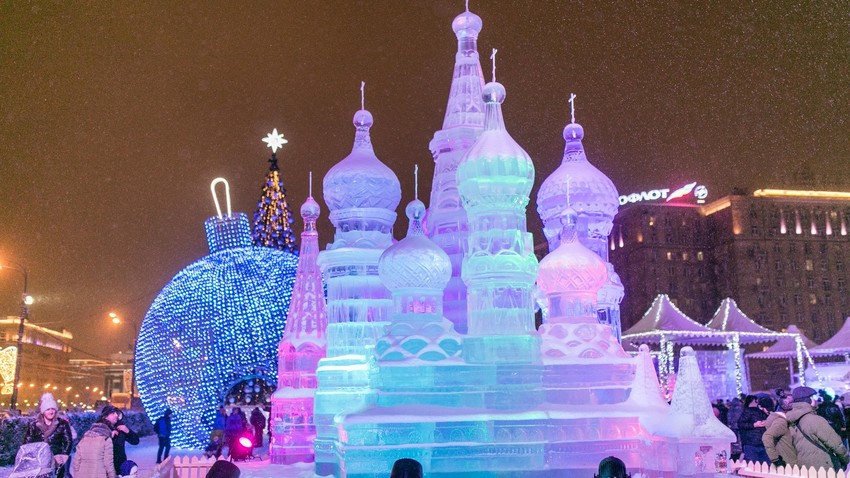 Sculpture de glace de la cathédrale Saint-Basile-le-Bienheureux réalisée à Moscou au cours de l'hiver 2018-2019