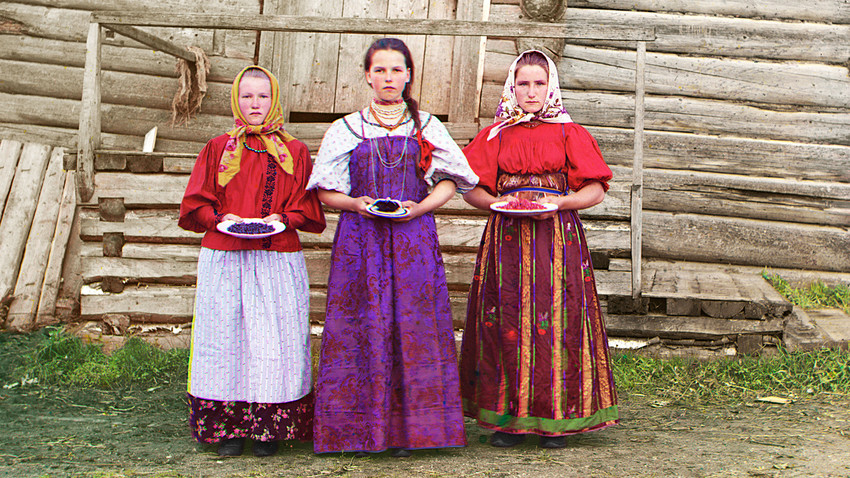 Молодые русские крестьянки недалеко от реки Шексна. 1909.