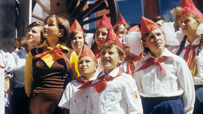 Young Pioneers, happy with their Soviet life, as they always were (at least on pictures). 
