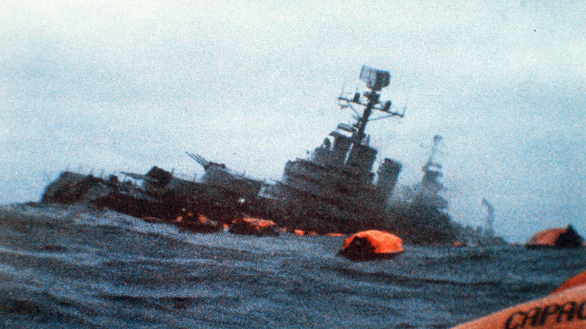 El ARA General Belgrano rodeado de botes salvavidas mientras se hunde tras haber sido torpedeado por por el HMS Conqueror, 2 de mayo de 1982.