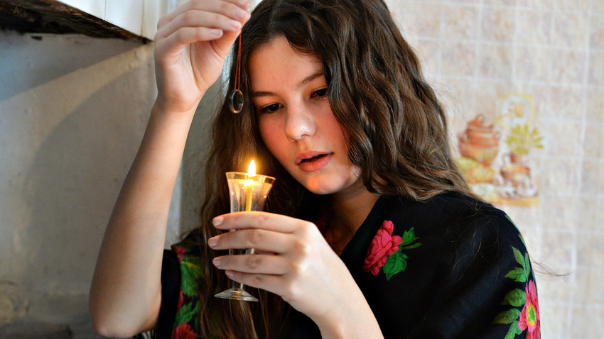 Une jeune femme tente de lire l'avenir, dans le village cosaque de Kidych
