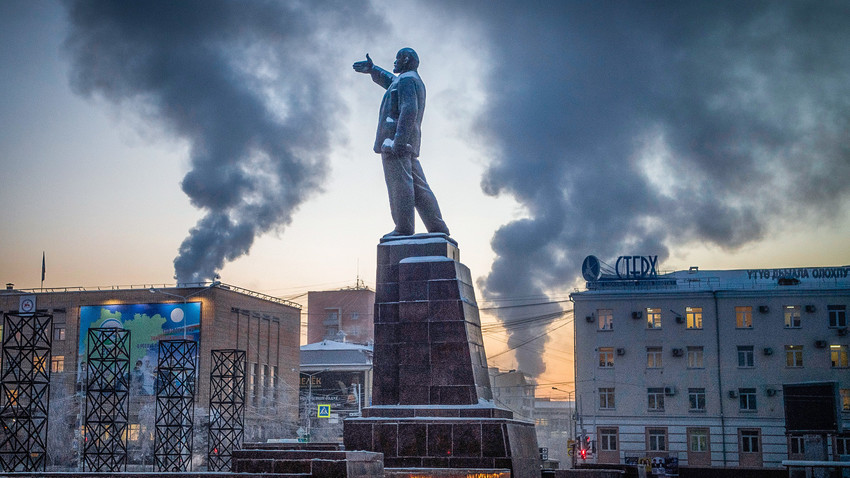 Na fotografiji snimljenoj 29. studenog 2018. godine vidi se spomenik osnivaču Sovjetskog Saveza Vladimiru Lenjinu na središnjem trgu istočnosibirskog grada Jakutska s približnom temperaturom zraka od -39 stupnjeva Celzija.