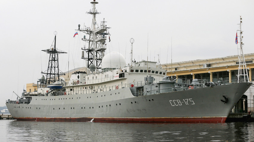 Руски осматрачки брод „Виктор Леонов“.