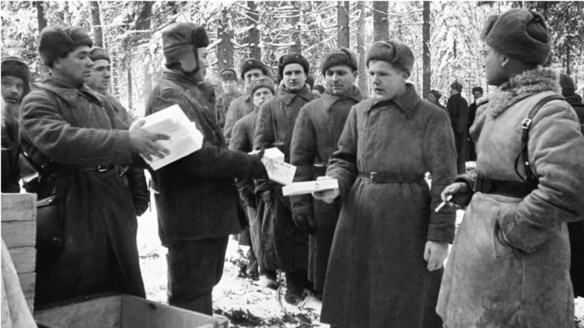 Радници из Казахстана донели су новогодишње поклоне Осмој гардијској стрељачкој дивизији „И. В. Панфилов“, Запади фронт, 1.1.1941. године.