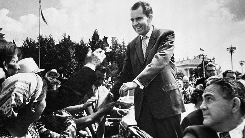 リチャード・ニクソン副大統領（1913－1994）は訪ソ中、モスクワ住民に会釈を返す、1959年5月22日－30日