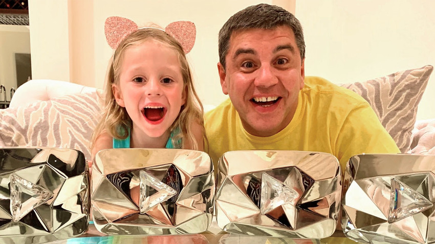 Anastasia e o pai com seus quatro prêmios  do YouTube "Diamond Creator Awards". 