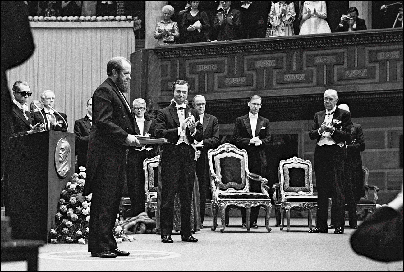 Александар Солжењицин у гостима на банкету код шведског краља Карла Густава, приређеном у част добитника Нобелове награде. Стокхолм, Шведска, 10. децембар 1974.