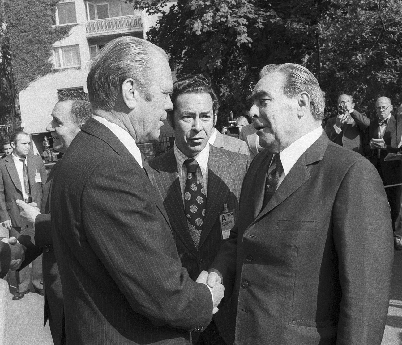 Хелсинки. Генерални секретар ЦК КПСС Леонид Брежњев (десно) и председник САД Џ. Форд пре почетка саветовања за безбедност и сарадњу у Европи.