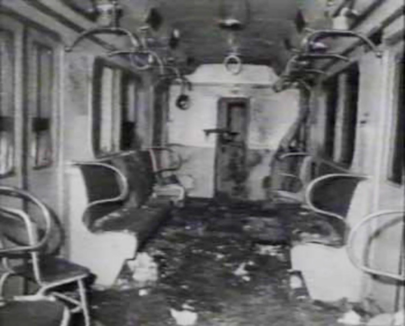 Вагон московског метроа после терористичког напада (1977).