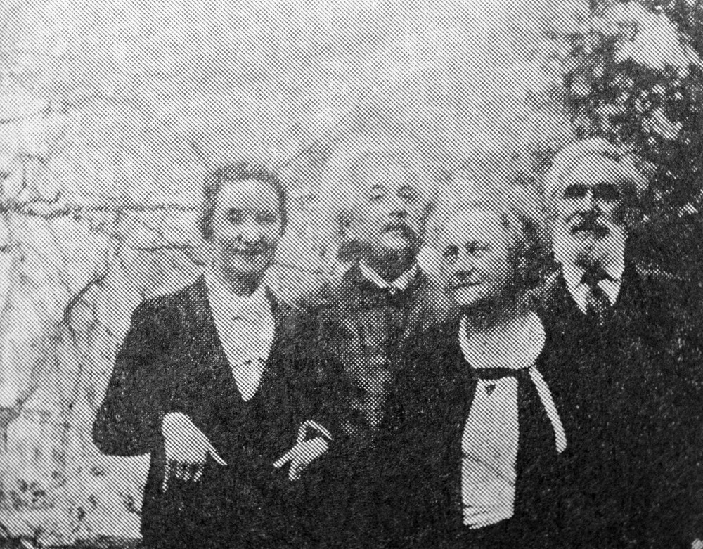 Mulher do escultor Serguêi Konionkov, Margarita recebeu cartas apaixonadas do físico alemão em Nova York. Einstein recebe Margarita em sua casa em Princeton, em 1935.