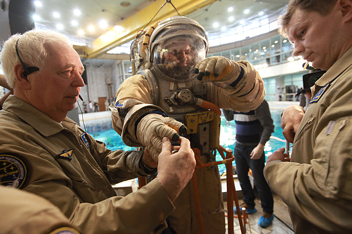 Подготовка космонавта к погружению в бассейн гидролаборатории Центра подготовки космонавтов имени Ю.А.Гагарина в Звездном городке