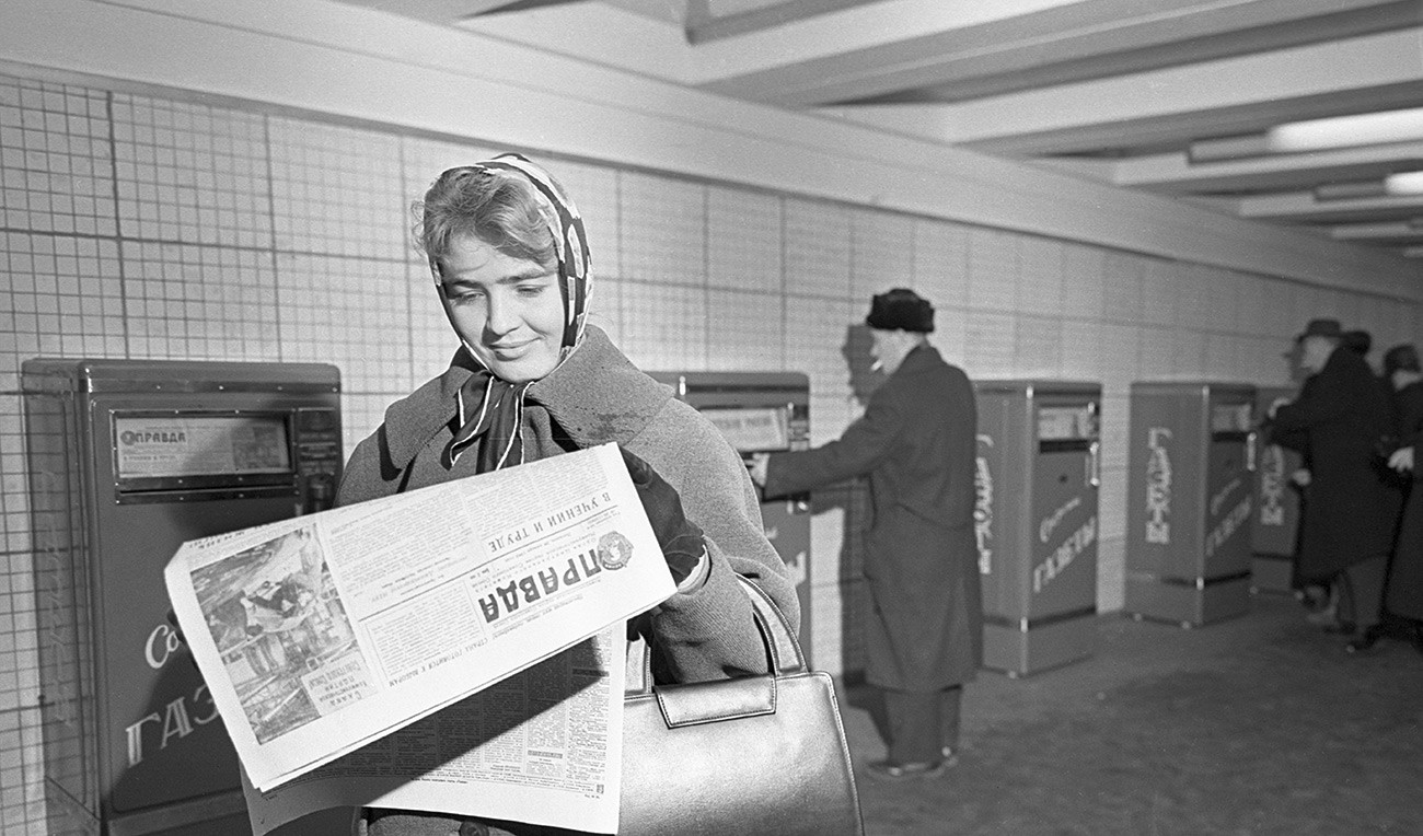 Газетные автоматы в московском подземном переходе.