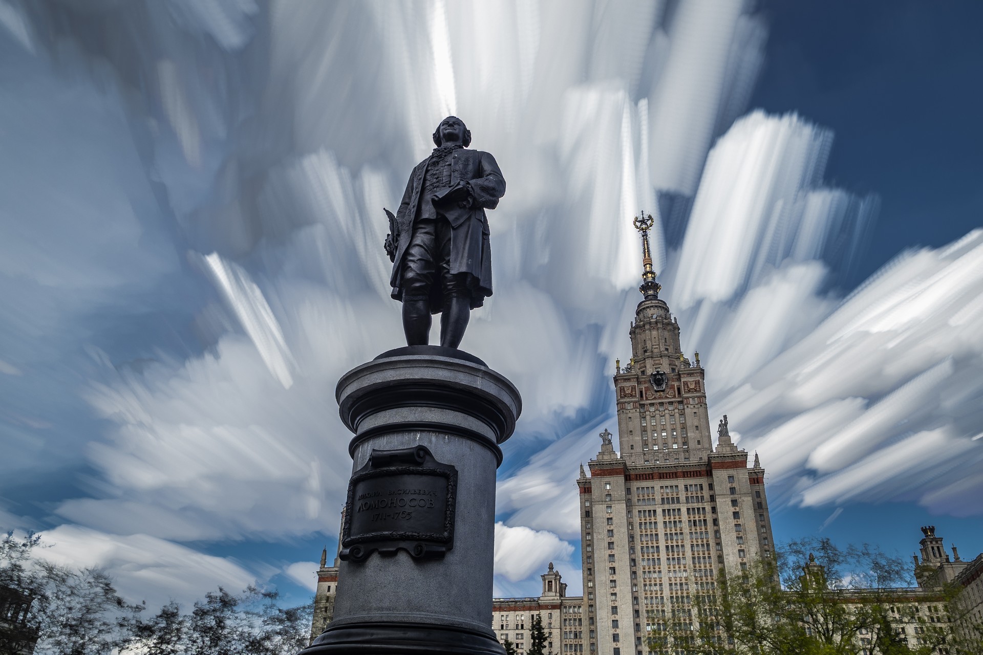 Паметник на Михаил Ломоносов в центъра на Москва
