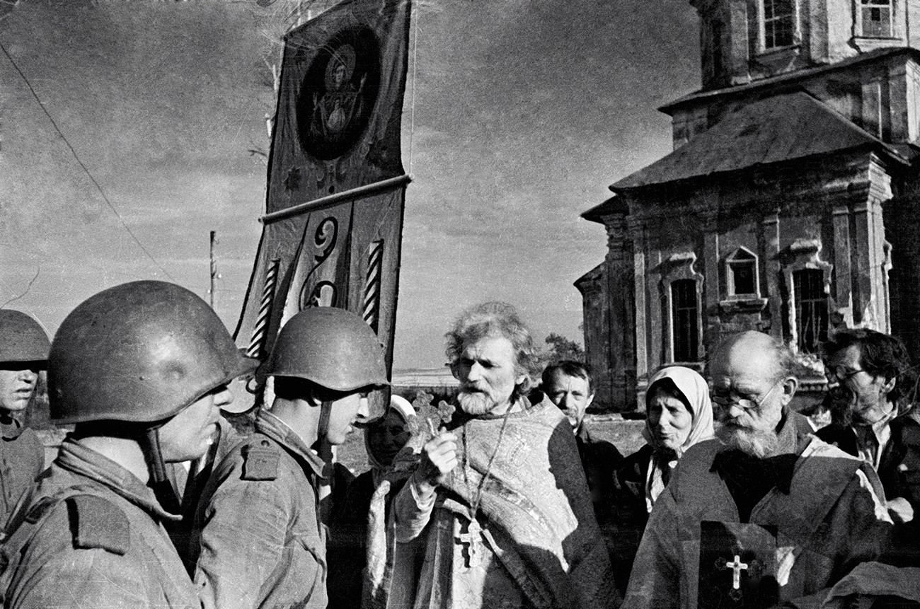 Seorang pendeta memberikan restunya kepada prajurit-prajurit Tentara Merah selama perang.