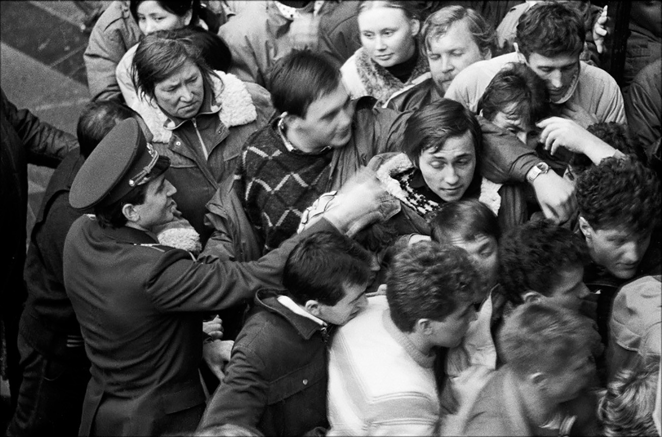 A typical line in a Soviet shop.