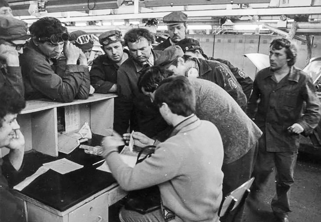 Напишите рабочий. Завод Тольятти 1967. Советские служащие. Служащие в Советский период. Служащие завода СССР.