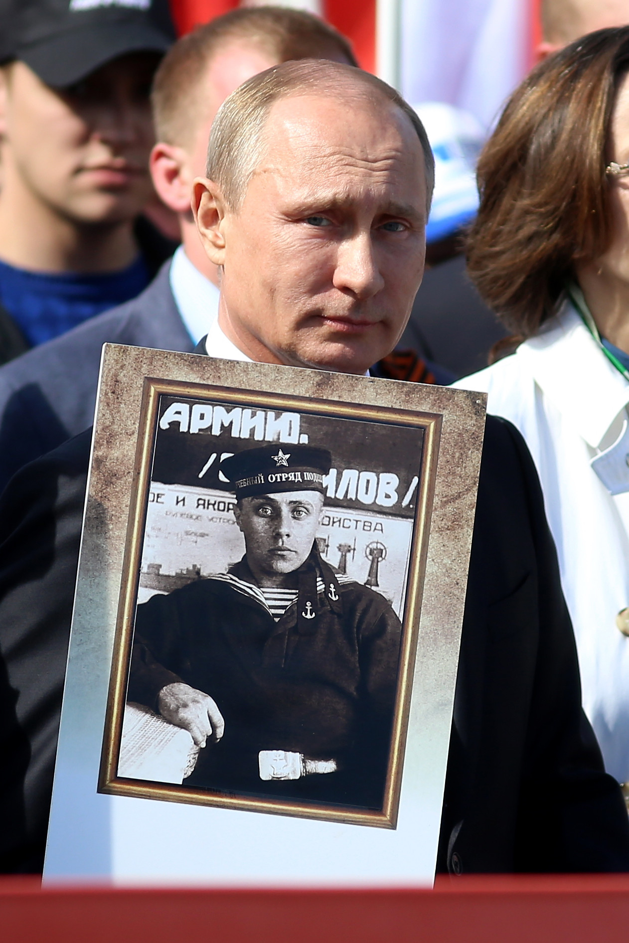 Владимир Путин носи фотографију свог оца на манифестацији „Бесмртни пук“ у Москви