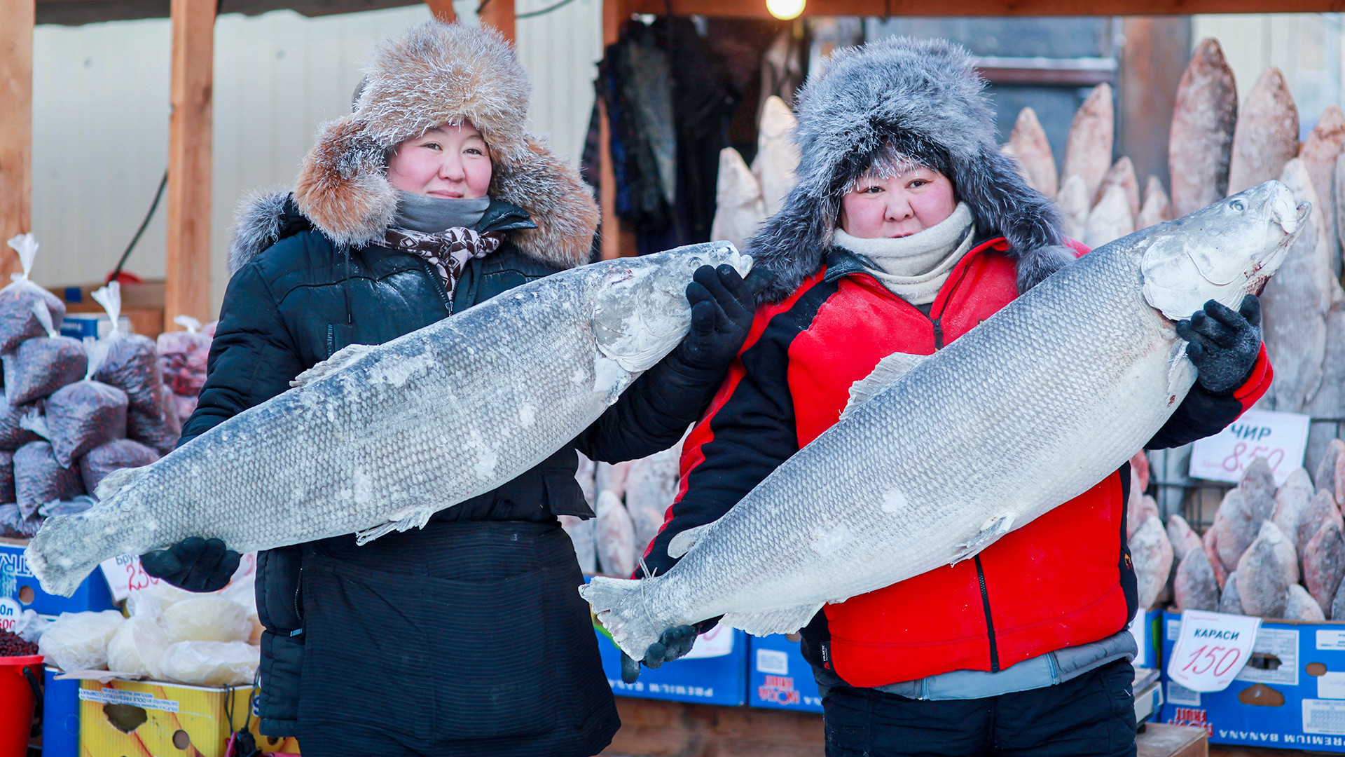 Продавци рибе на Крестјанској пијаци, на -30 степени Целзијуса. Просечна температура у Јакутску је у јануару око -40 степени.