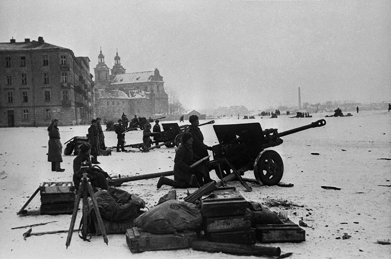 Висло-Одерская операция. Советские войска ведут бои за город Краков. 