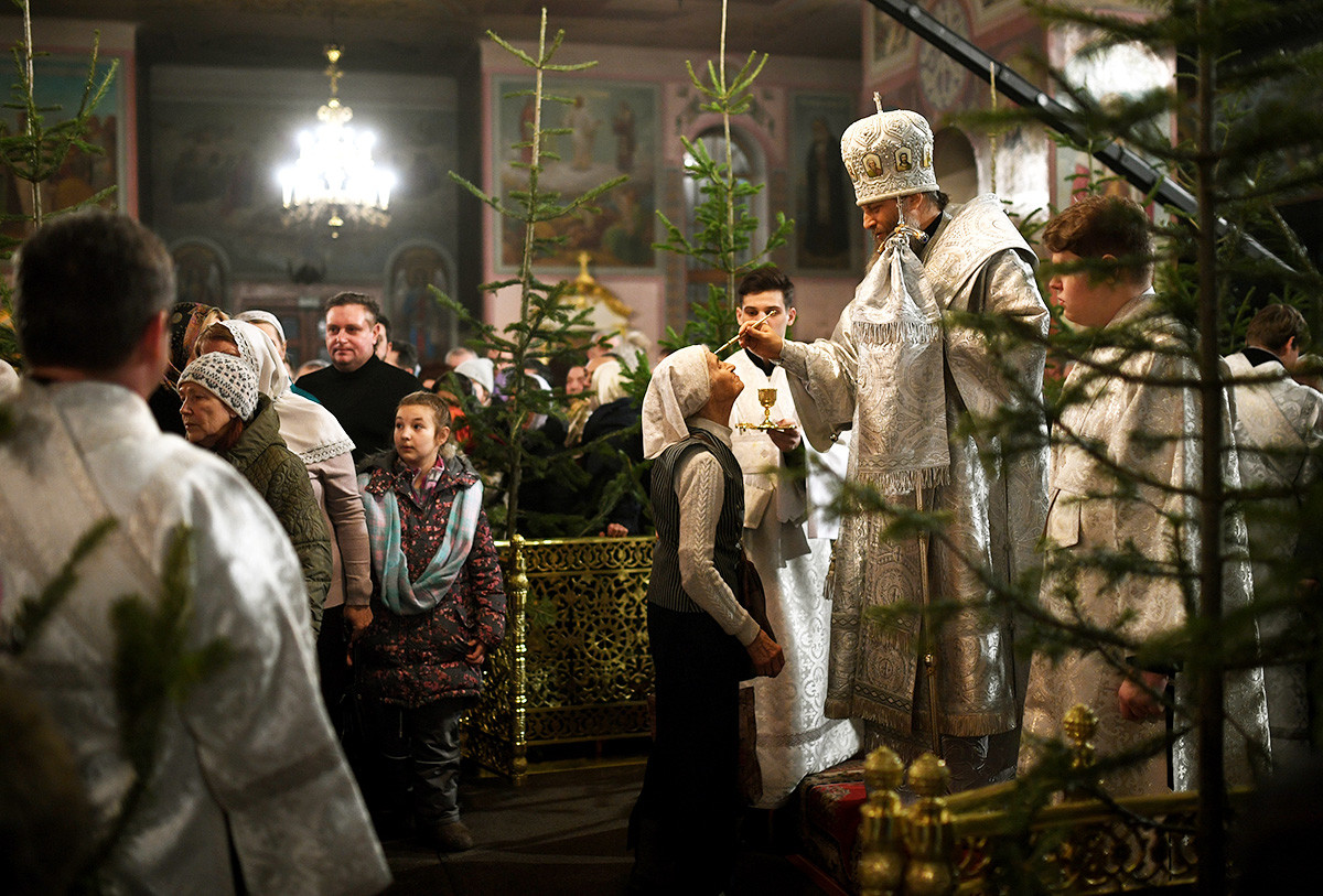 Métropolite Nikodim de Novossibirsk et Berdsk durant la liturgie de Noël dans la cathédrale de l’Assomption de Novossibirsk.