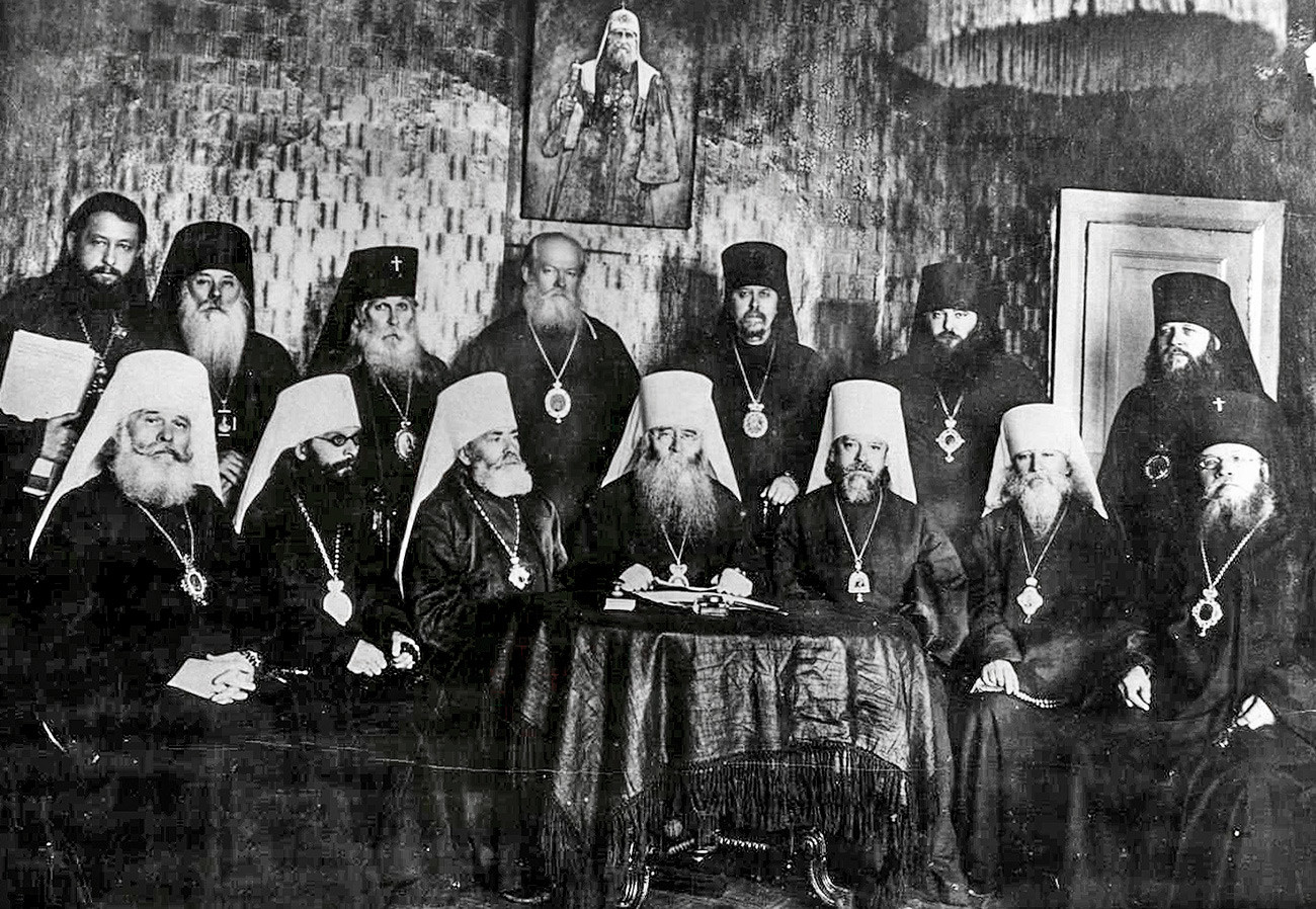 Членовете на Зимната сесия на Временния патриаршески свещен синод от 1933-1934 г., които решават да датат на митрополит Сергий титлата 