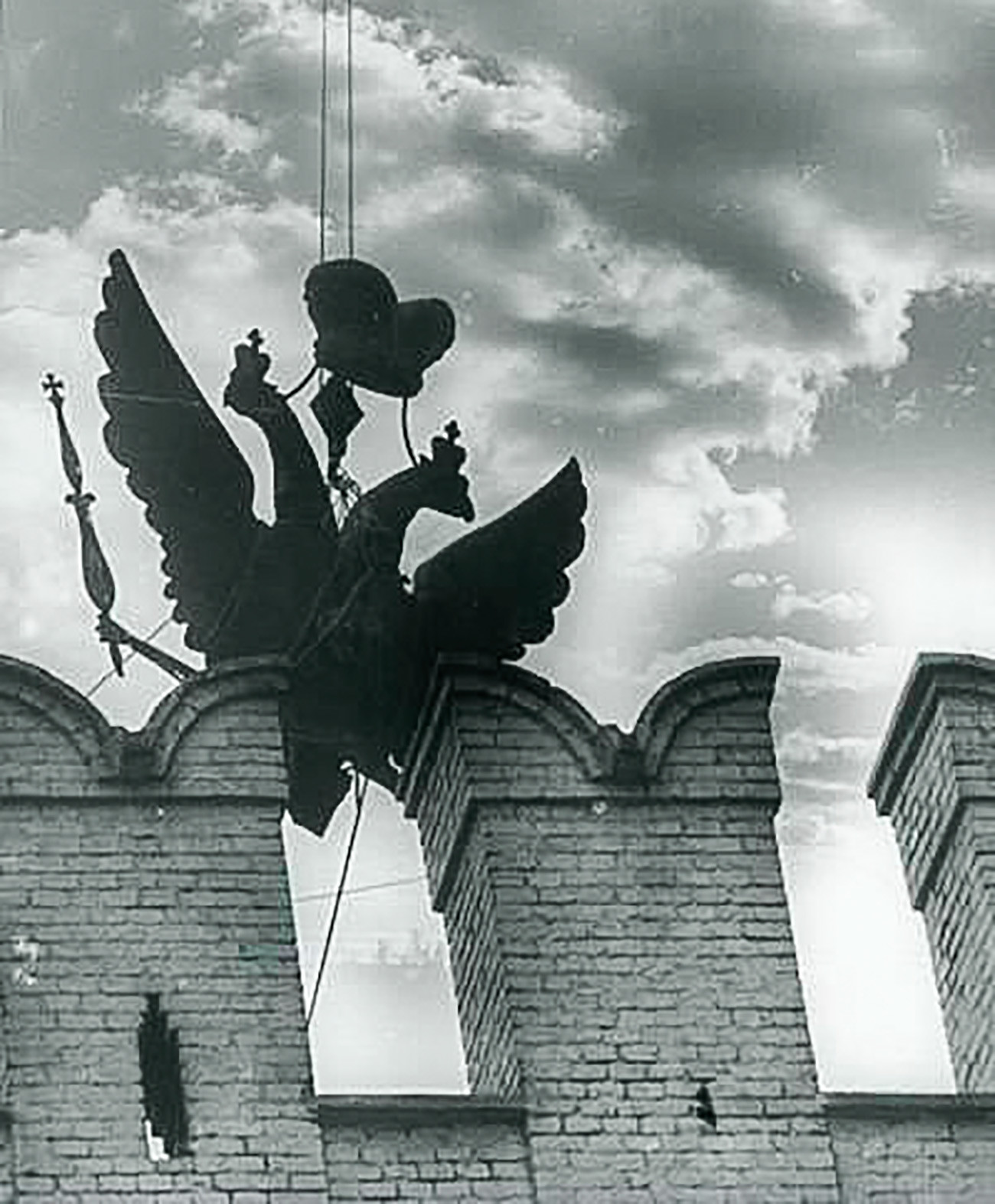 Спуштање двоглавог орла са Никољске куле Кремља. 