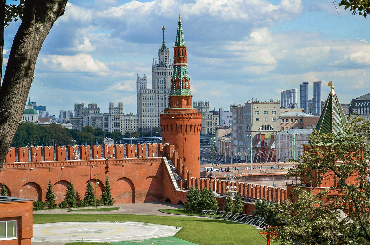 У центру фотографије је Беклемишевска кула, а у позадини стамбени комплекс зграда на Котељничком кеју. Десно, заклоњена лишћем, види се Петровска кула.