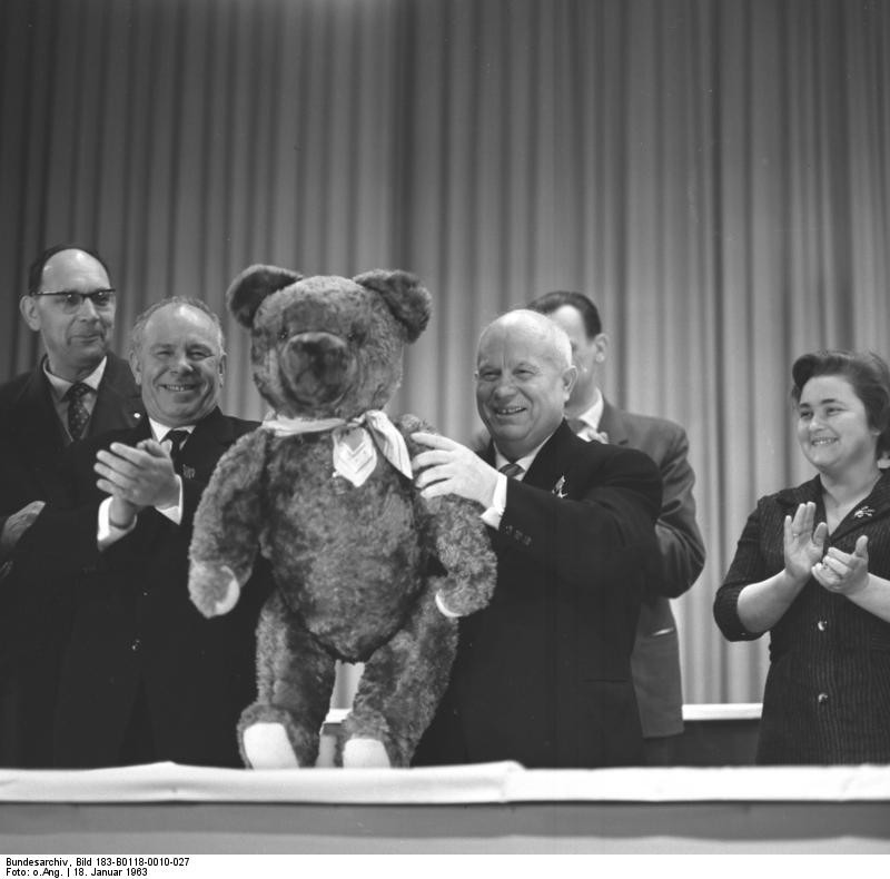 Hruščov drži plišastega medvedka na obisku v Nemški demokratični republiki