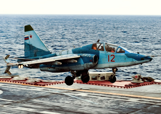 Sujói Su-25UTG ruso a bordo del portaaviones Almirante Kuznetsov.