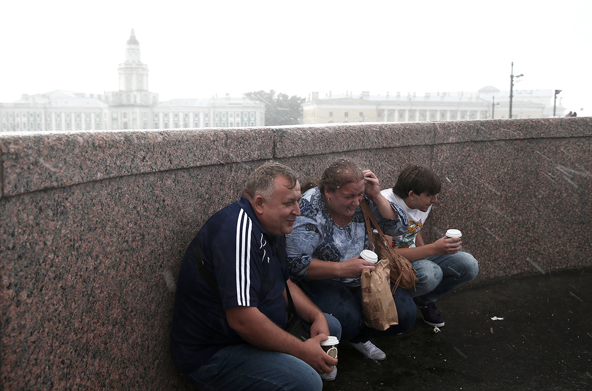 Санкт Петербург. Људи се крију од кише.