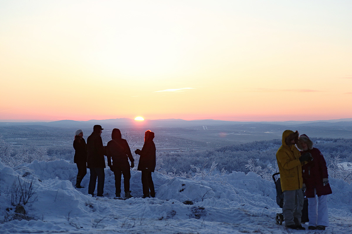 ムルマンスク住民は太陽の丘に極夜の後に太陽を迎える